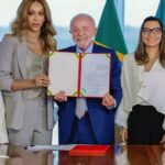 Lula sanciona lei proibindo discriminação por motivos de gestação e adoção em bolsas acadêmicas.