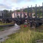 BR-116, Carreta sai da pista provoca acidente com sete carros e atinge tubulação da Embasa