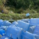 Carreta carregada com água mineral tomba na BR-116 entre Jaguaquara e Jequié; parte da carga é saqueada