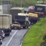 Trecho da BR-324 perto de Simões Filho trava após carga de soja ficar espalhada em via