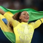 Rebeca Andrade levará Bandeira-Olímpica em desfile de abertura dos Jogos de Inverno