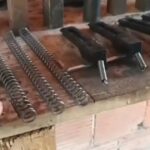 Polícia descobre fábrica de réplicas de armas usadas por facções criminosas no interior da Bahia; entenda