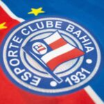 Torcedor do Bahia, zagueiro brilha na Europa e recebe elogios de torcedores aos 42 anos: “Seleção nele”