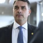 PF é acionada para apreender passaporte de Flávio Bolsonaro